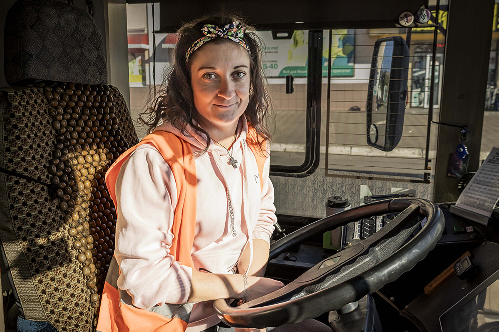 trolleybus_sleduet_po_marshrutu_foto_v_gromova.jpg