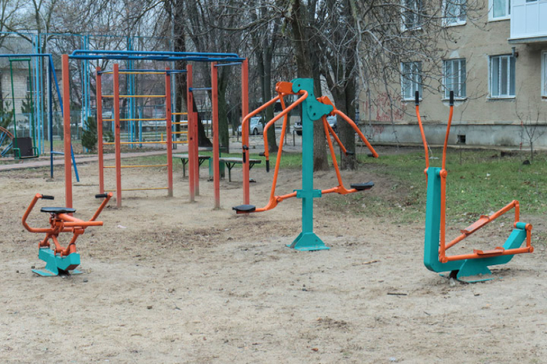 Тренажёры во дворе одной из многоэтажек.